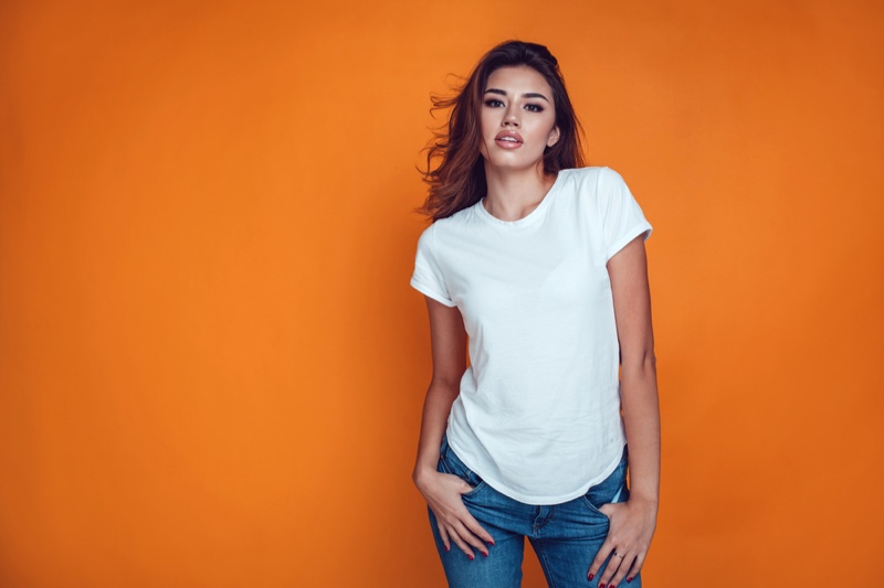 Model White T-Shirt Jeans