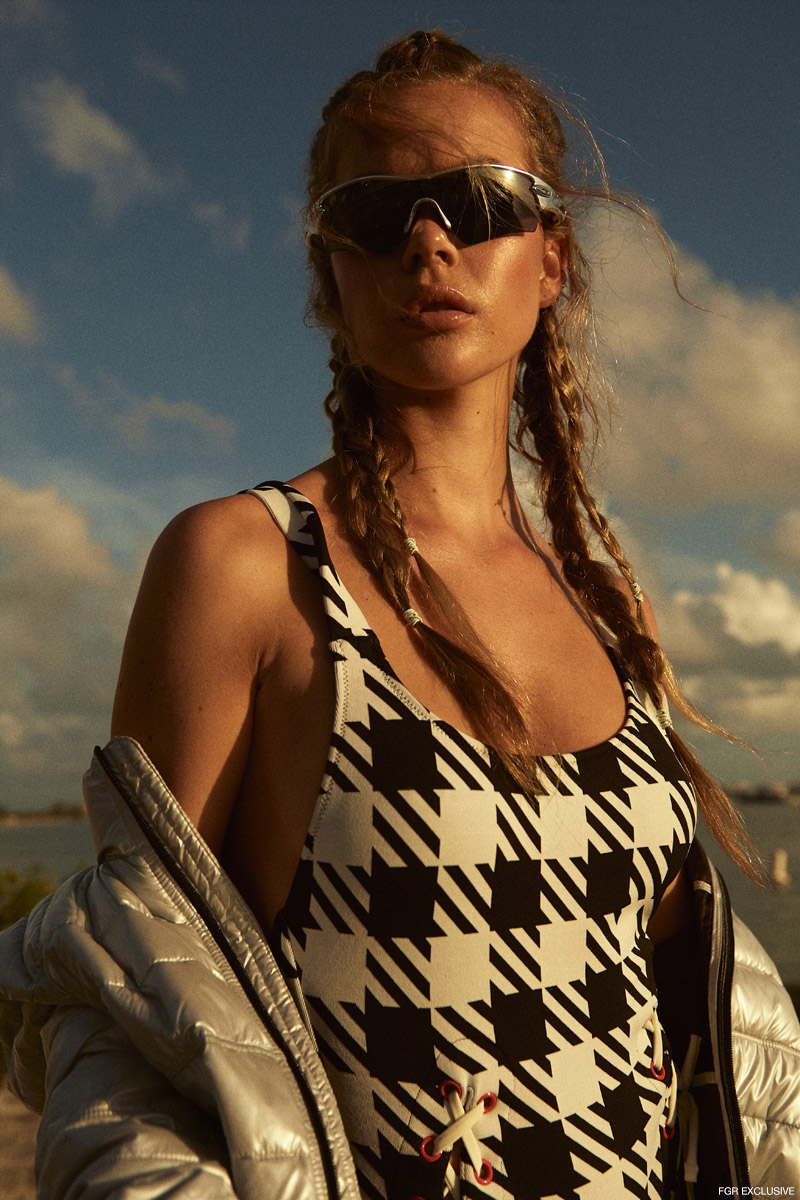 Swimsuit Solid & Striped, Jacket DKNY and Sunglasses Oakley. Photo: Yelssing Espinoza