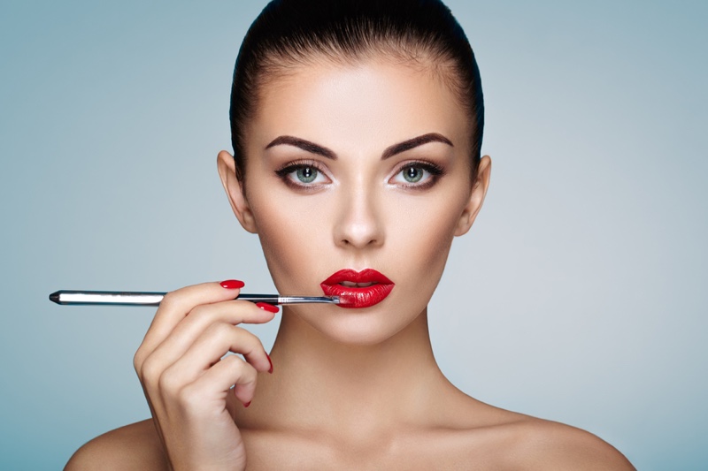 Model Beauty Red Lips Makeup Brush