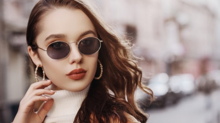 Model Hoop Earrings Sunglasses