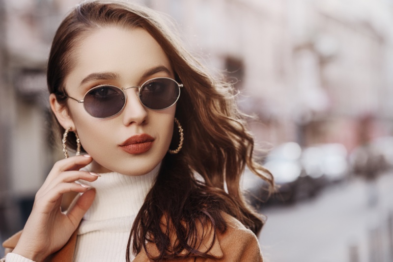 Model Hoop Earrings Sunglasses