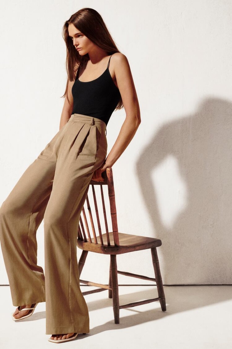 Lulu Tenney poses in Zara's summer 2020 styles.