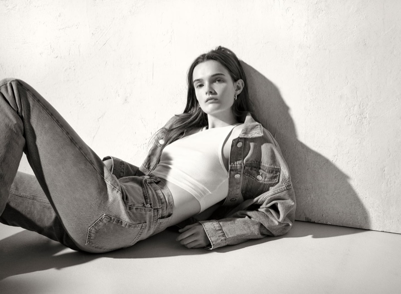 Model Lulu Tenney lounges in Zara's denim styles.