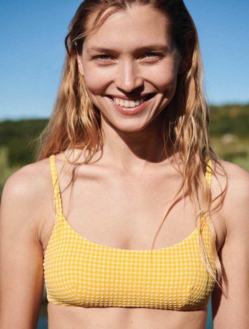 Hana Jirickova is all smiles in Oysho summer 2020 collection.