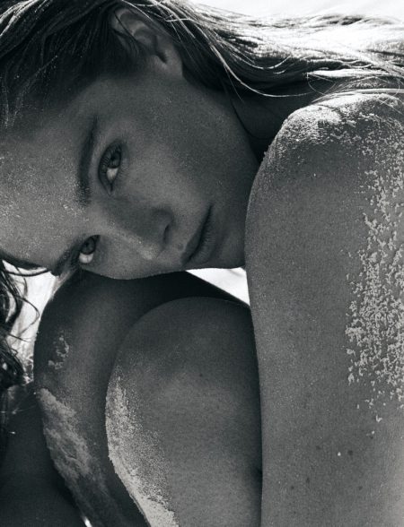 Alexina Graham Poses in White Sands for ELLE Germany Alexina Graham Poses in White Sands for ELLE Germany