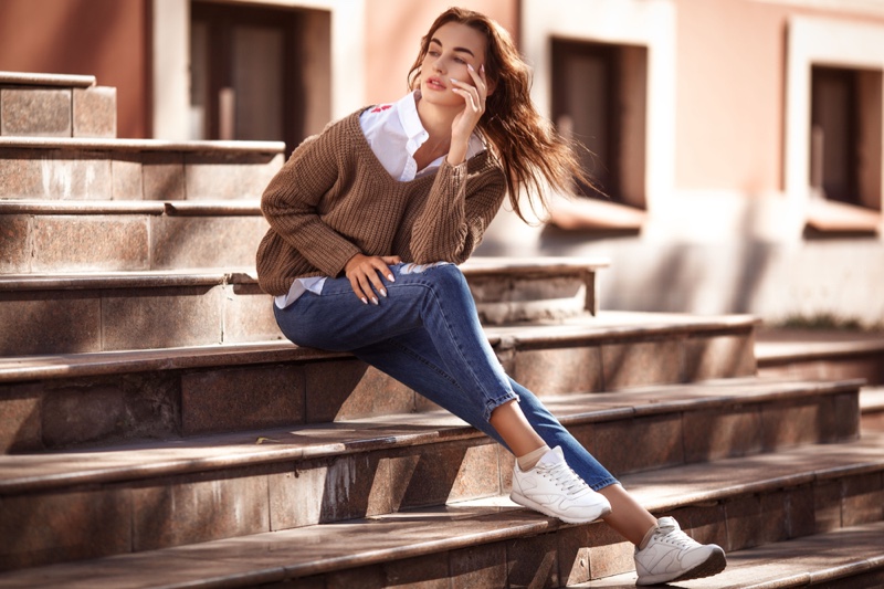 Model Fall Style Sweater Jeans White Sneakers