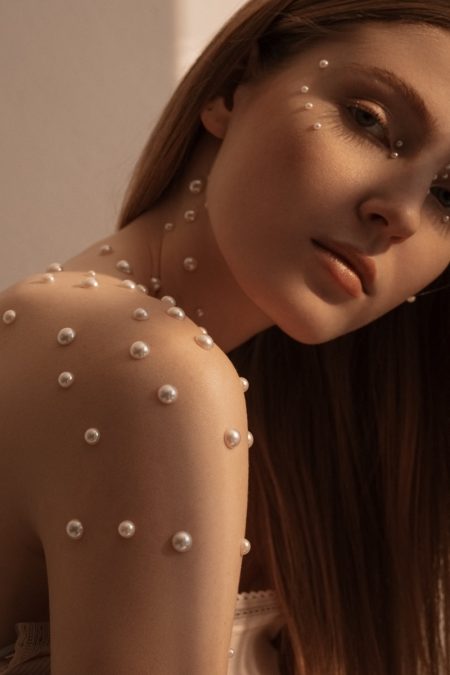 Em Glasser Enchants in Pearls for Vogue Portugal Em Glasser Enchants in Pearls for Vogue Portugal