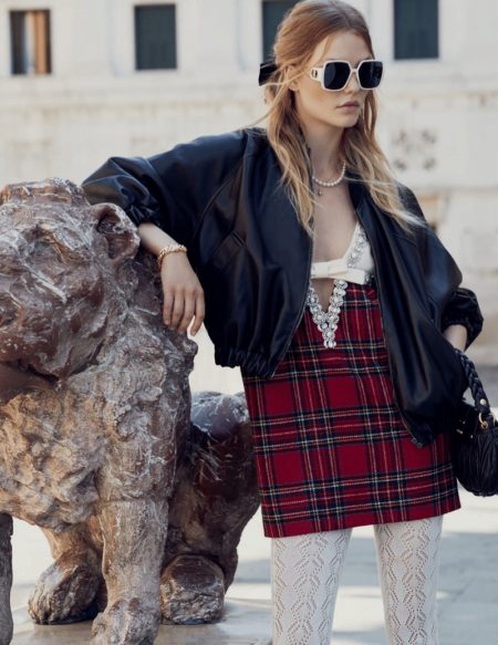 Roos Abels Channels 1960s Fashion for ELLE Italy Roos Abels Channels 1960s Fashion for ELLE Italy