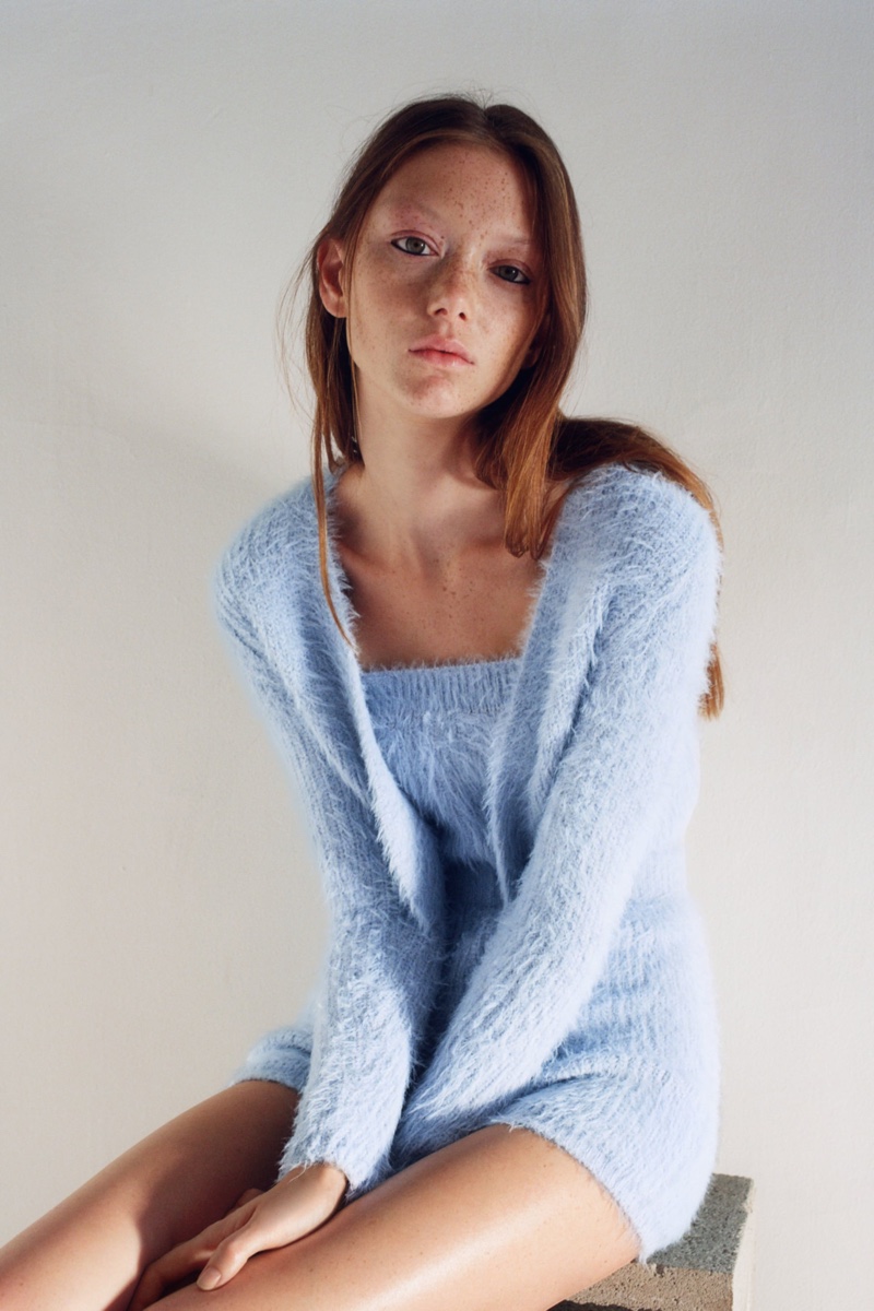 Sara Grace Wallerstedt poses in Zara fall-winter knitwear collection.