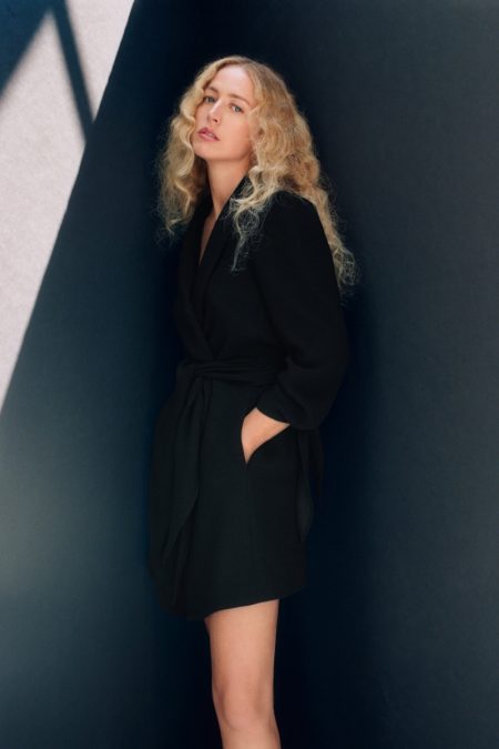 Raquel Zimmermann Poses in Zara's Minimal Outfits Zara Tied Sleeve Frock Coat.