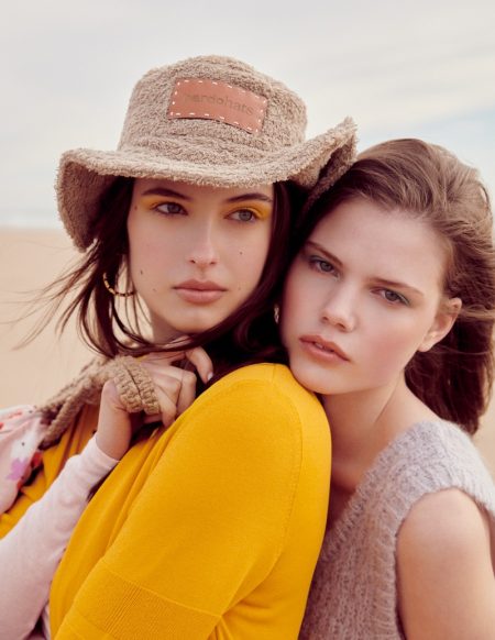 Pia & Nika Embrace Beach Pastels for ELLE Greece Pia & Nika Embrace Beach Pastels for ELLE Greece