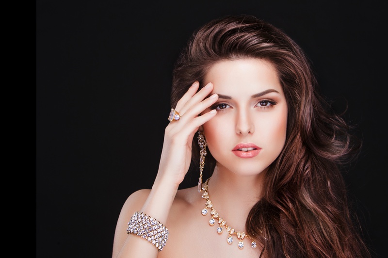 Model Fashion Diamonds Ring Bracelet Earrings Necklace Beauty