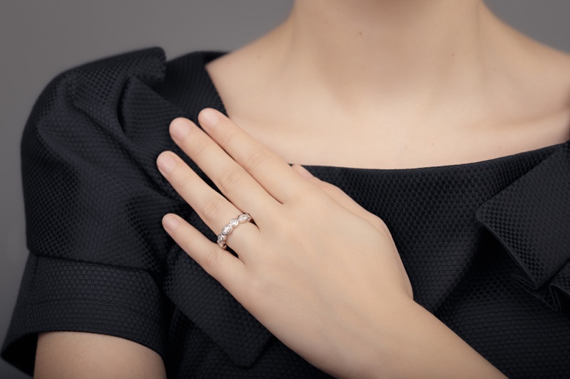 Model Wedding Ring Diamond Hand Black Top