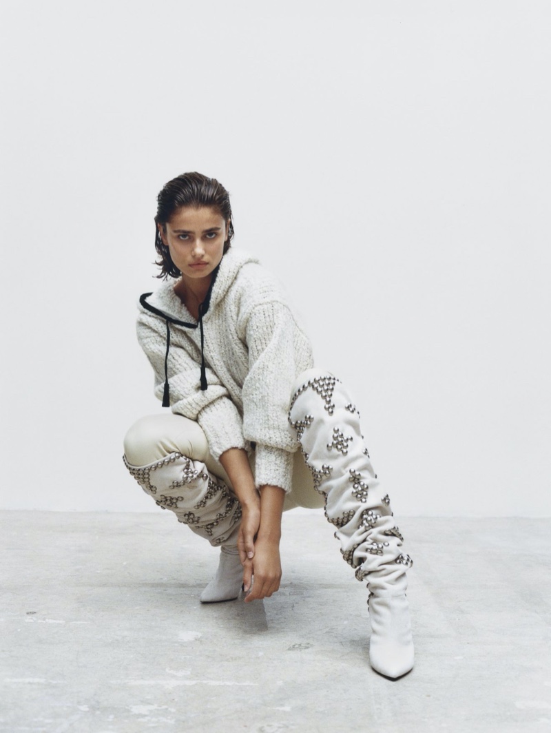 Model Taylor Hill strikes a pose in Isabel Marant fall-winter 2020 accessories.