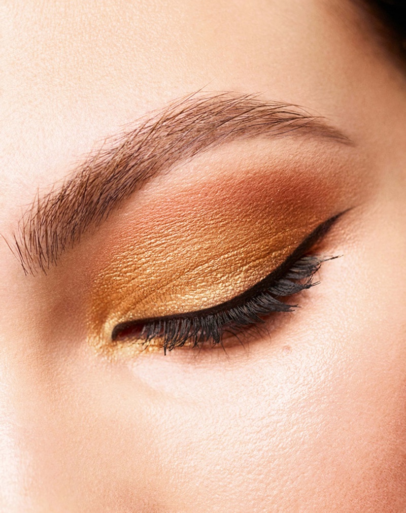 CHANEL - N°5 COLLECTION A gold eye look accentuated by a