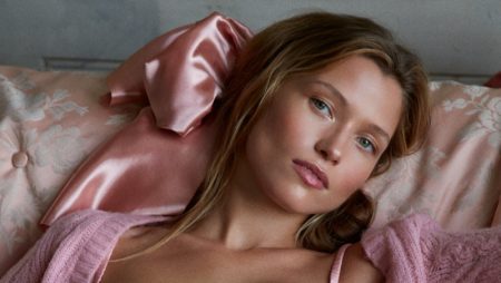 Hana Jirickova Models FL&L x Victoria's Secret Holiday 2020 Lingerie Hana Jirickova Models FL&L x Victoria's Secret Holiday 2020 Lingerie