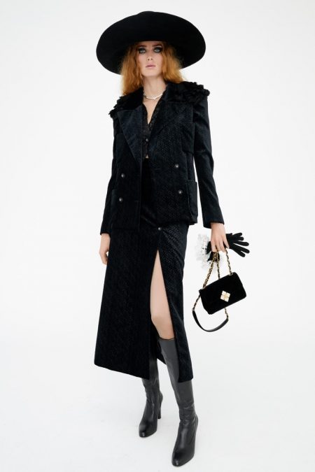 Rianne & He Pose in Chanel Métiers d'Art Pre-Fall 2021 Collection A look from Chanel's pre-fall 2021 Métiers d'Art collection.