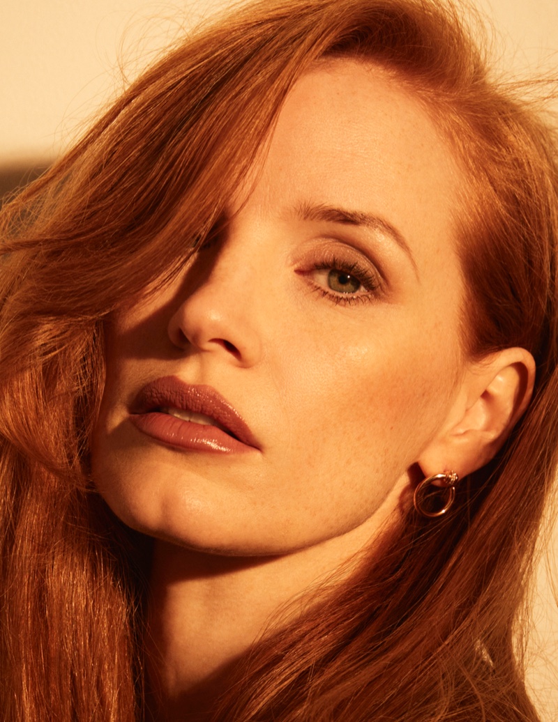 The redhead actress wears elegant earrings. Photo: David Roemer