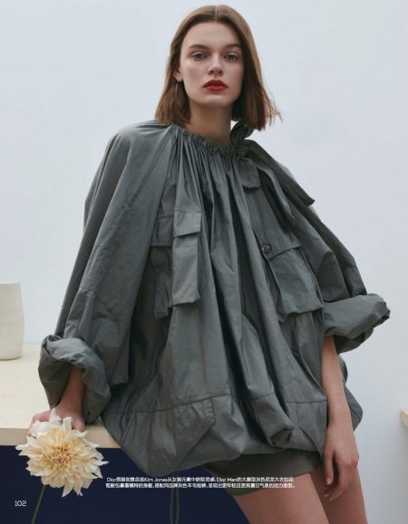 Cara Taylor Models Voluminous Shapes for Vogue China Cara Taylor Models Voluminous Shapes for Vogue China
