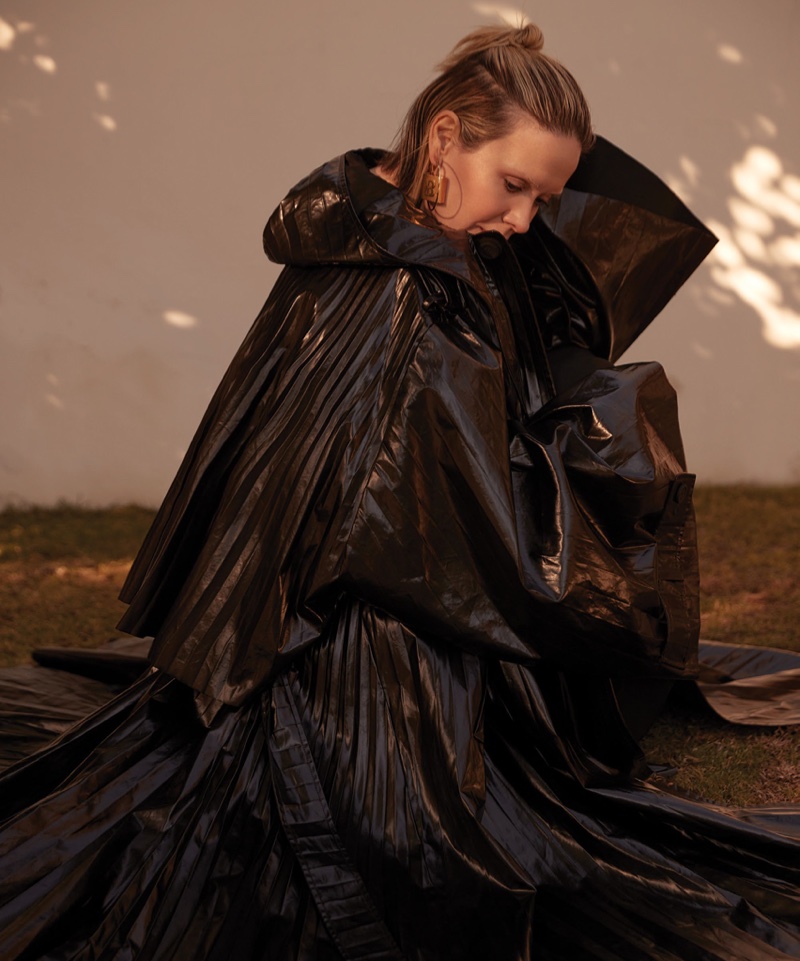 Clad in black, Sarah Paulson wears Balenciaga look. Photo: Max Abadian