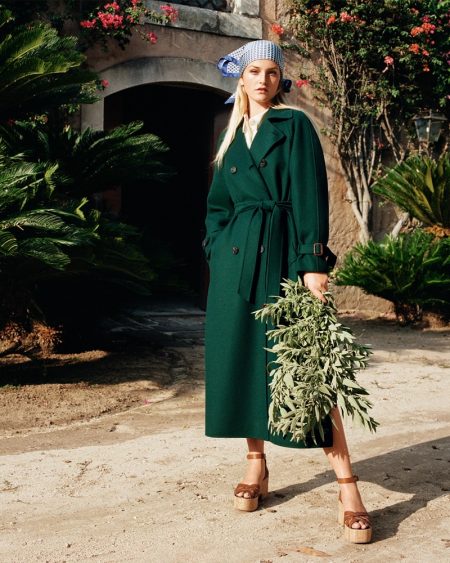 Jean Campbell Relaxes in Weekend Max Mara Spring 2021 Campaign Weekend Max Mara unveils spring-summer 2021 campaign.
