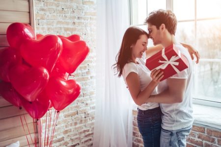 Valentine's Gift Ideas Happy Couple Gift Heart Shaped Balloons Valentine's day