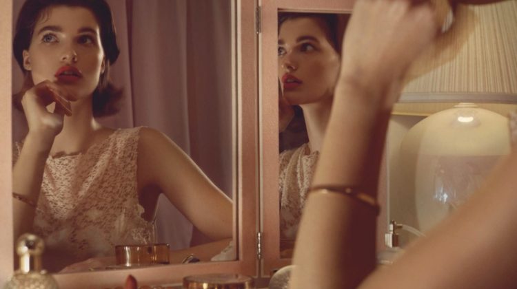 Julia Van Os Has a Chic Beauty Routine for Vogue Mexico