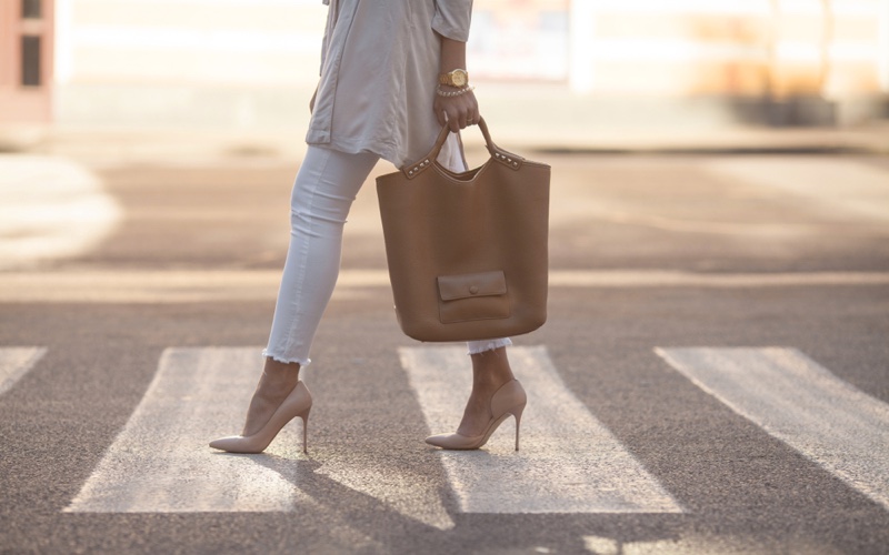 Walking Street Woman Beige Heels Tote Bag