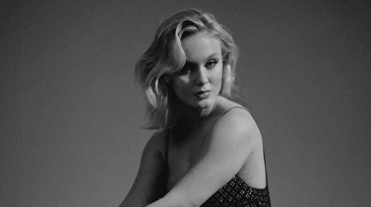 Wearing a sparkling dress, Zara Larsson dazzles in black and white. Photo: Luc Coiffait