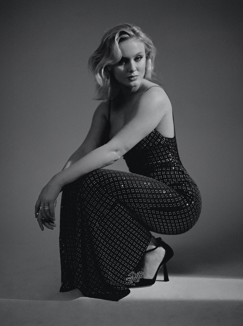 Wearing a sparkling dress, Zara Larsson dazzles in black and white. Photo: Luc Coiffait