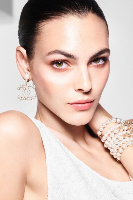 Vittoria Ceretti Shines in Pearls for Chanel Makeup Vittoria Ceretti stars in Chanel Perles et Éclats de Chanel campaign.
