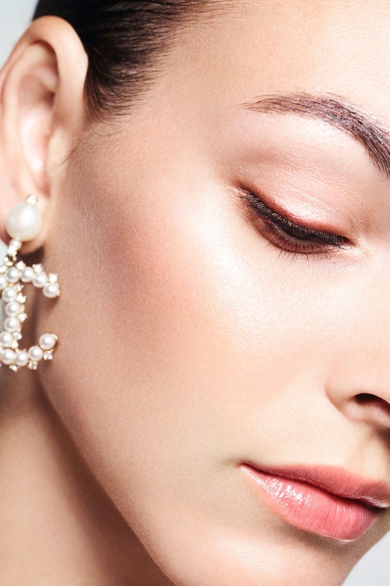 Vittoria Ceretti gets a pearly glow in Chanel Perles et Éclats de Chanel campaign.