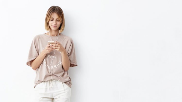 4 Outfit Ideas for Staying at Home Girl Oversized Graphic T Shirt Pants