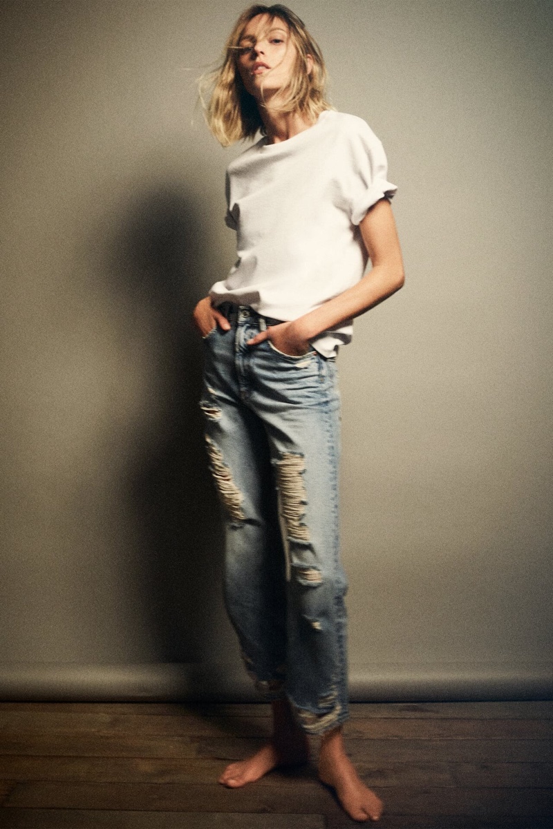 Zara T-Shirt and ZW Premium The Pepper Mom Jeans.