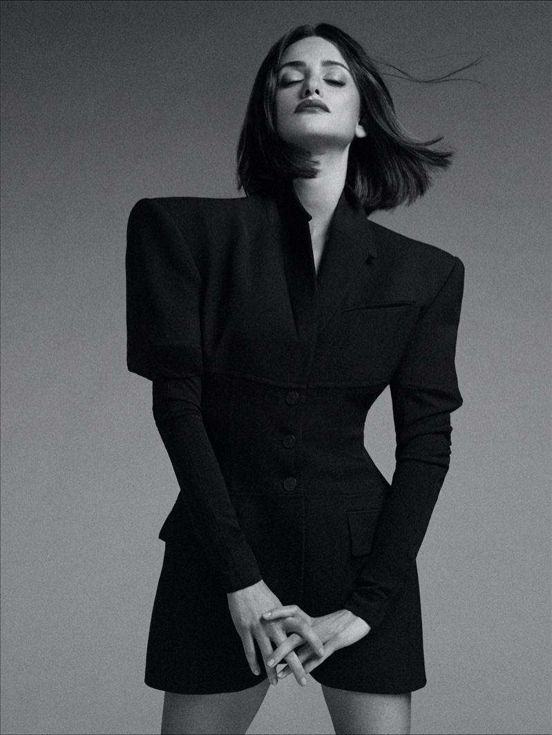 Actress Penelope Cruz wears Mugler blazer. 