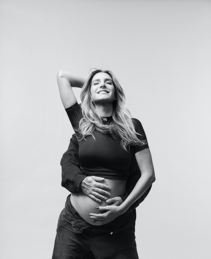 Valentina Ferrer reveals her pregnancy for the shoot. Photo: An Le / Vogue Mexico