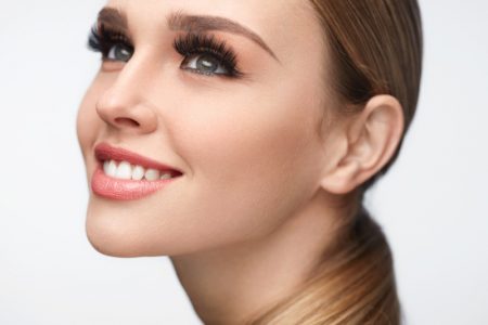 10 Long Lasting False Lashes to Try Smiling Model Beauty False Eyelashes Makeup