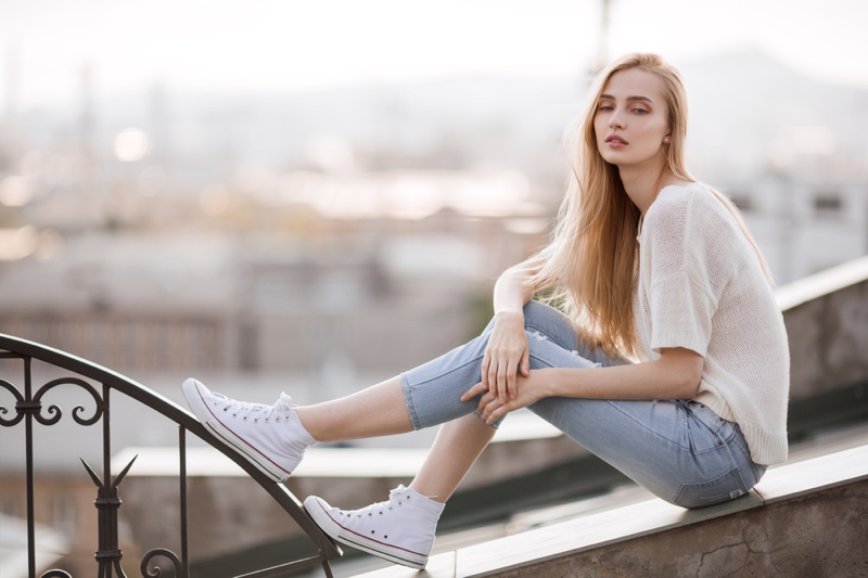 Blonde Model Knit Top Jeans White Sneakers Outfit
