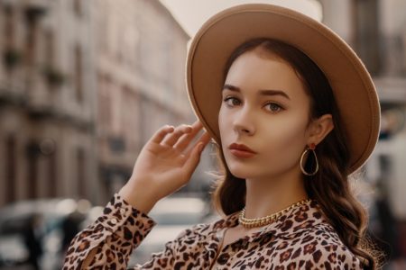 Beautiful And Fashionable Style Trends In The Jewelry World Model Gold Chain Necklace Hoop Earring Hat Jewelry