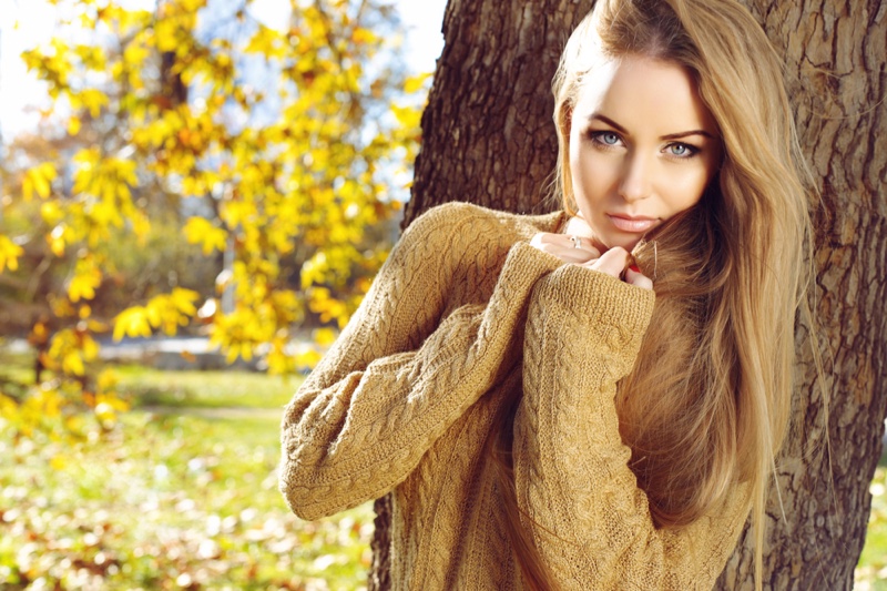 Model Sweater Outdoors