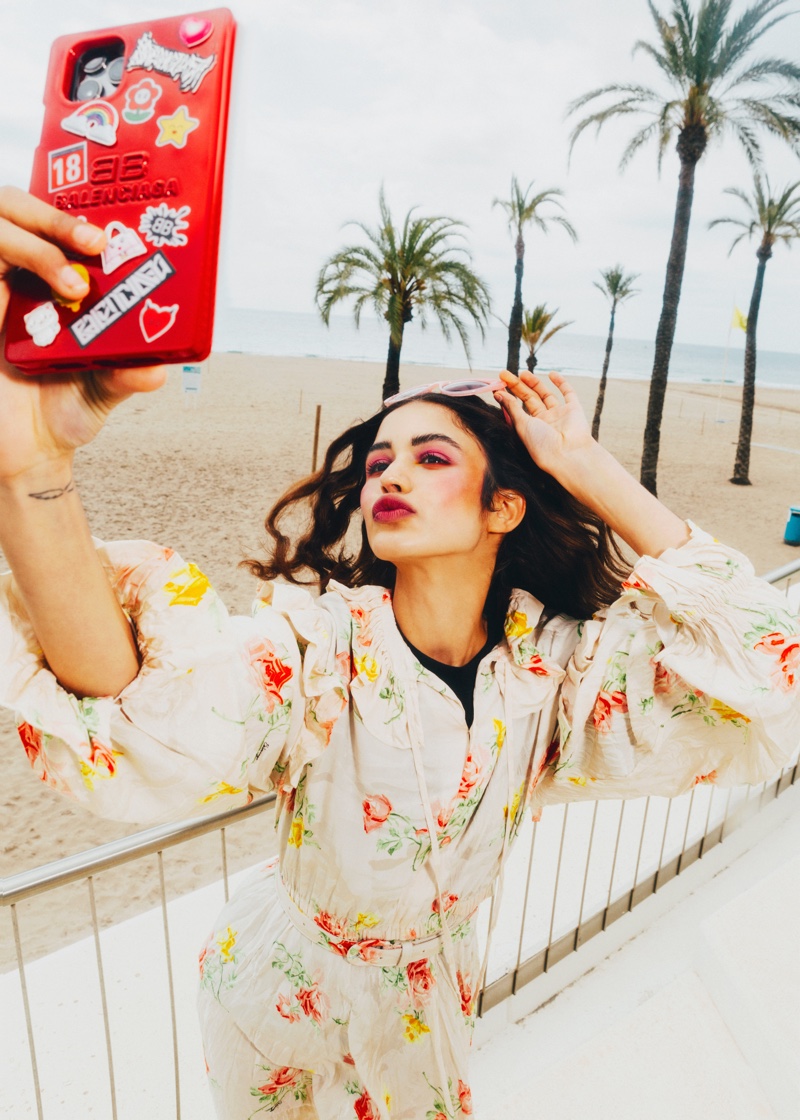 Alba Martin Embraces Colorful Beach Fashion for Mujer Hoy