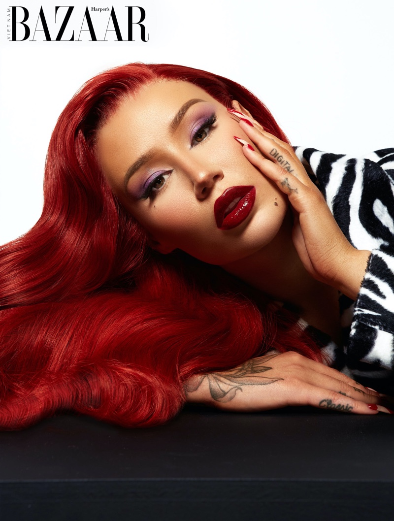 Iggy Azalea wears a wavy red hairstyle. Photo: Thom Kerr / Harper's Bazaar Vietnam