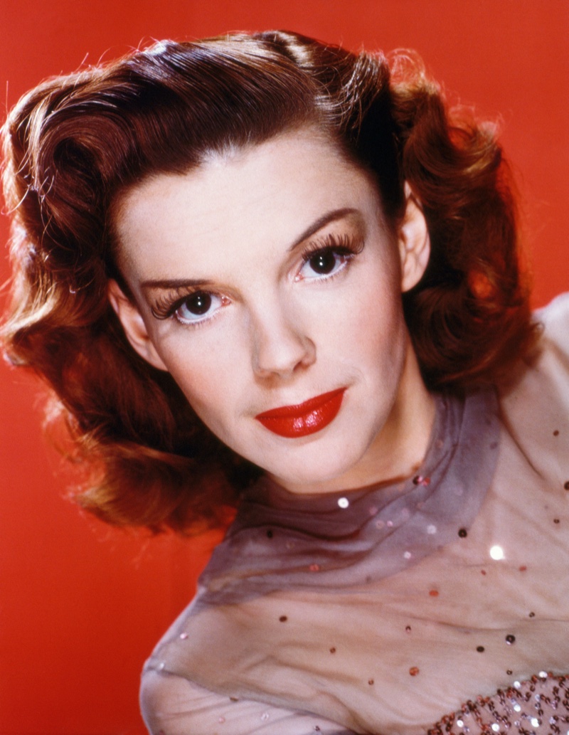 Judy Garland wears popular 1940s hairstyle featuring roll curls. Photo: Pictorial Press Ltd / Alamy Stock Photo