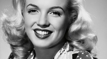 Marilyn Monroe wears wavy and bouncy curls with her signature blonde hair in 1948. Photo: Album / Alamy Stock Photo