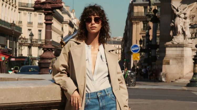 Wearing a trench coat and jeans, Mica Arganaraz embraces casual style from Massimo Dutti.