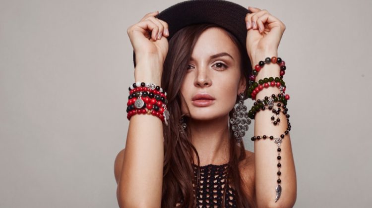 Here’s How To Choose The Right Jewelry For Casual Outfits