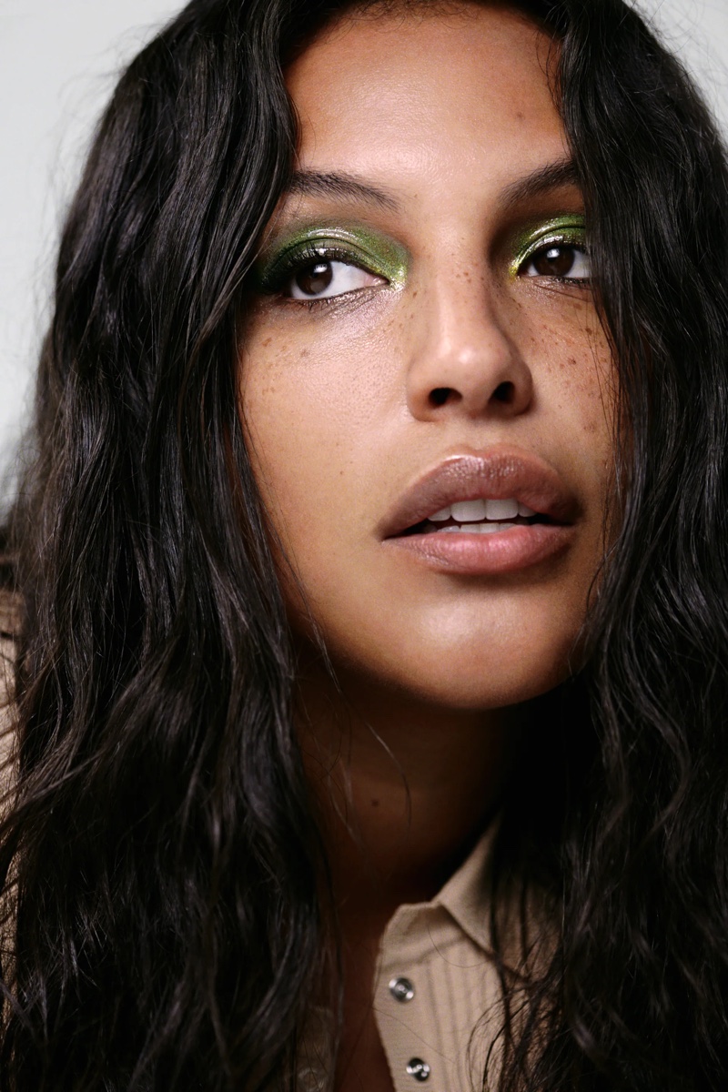 Paloma Elsesser wears Zara's colorful eyeshadow duo.