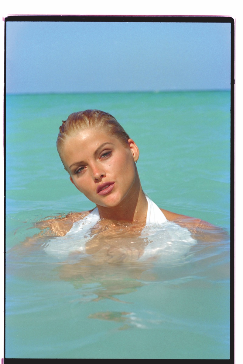 FLASHBACK: Anna Nicole Smith poses at the beach in unreleased 1992 photoshoot. Photo:  Daniela Federici / GUESS