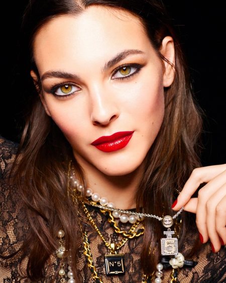 Vittoria Ceretti Charms in Chanel Makeup N°5 Holiday 2021 Collection Vittoria Ceretti stars in Chanel Makeup Holiday 2021 campaign.