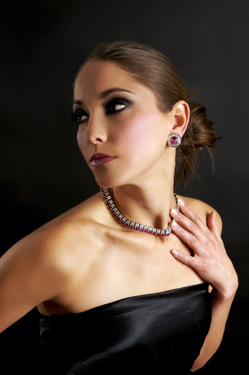 Model Elegant Diamond Necklace Earrings